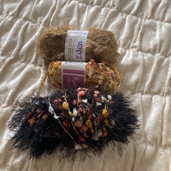 Huge Bundle of fancy yarn- Bernard-Lion Brand- - Picture 9 of 10